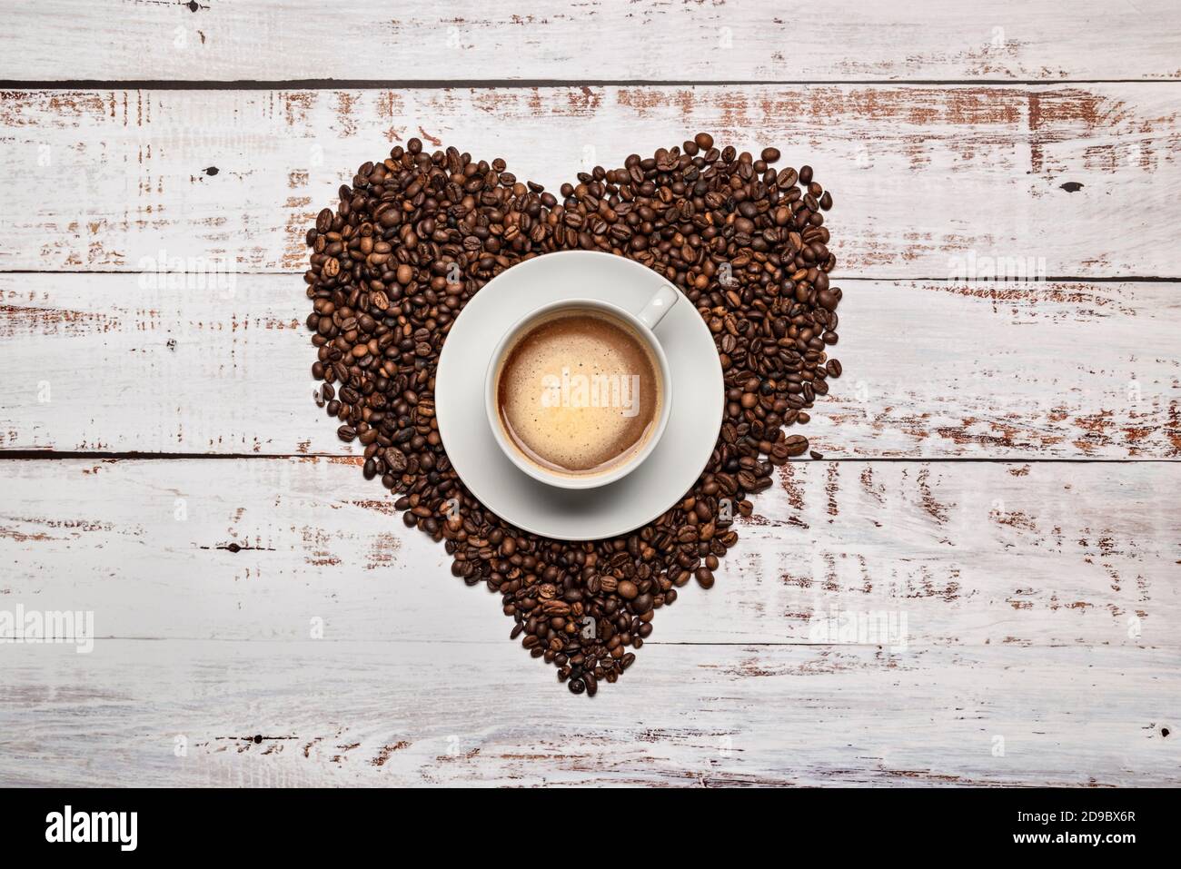 Kaffeetasse Draufsicht mit Bohnen Herzform auf Holz Tabelle Stockfoto