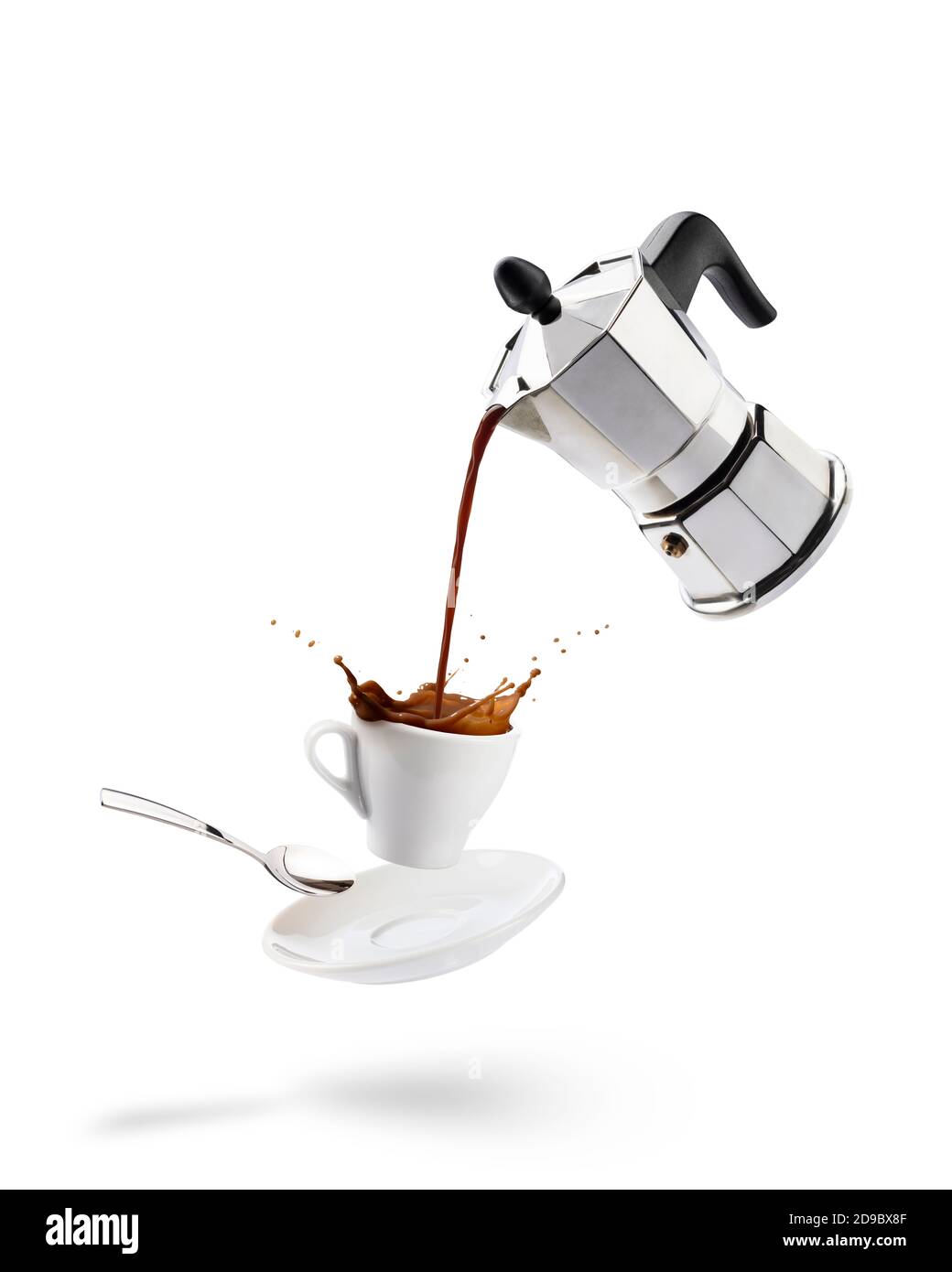 Kaffee aus der Kaffeekanne mit Spritzwasser in die Tasse gießen Stockfoto
