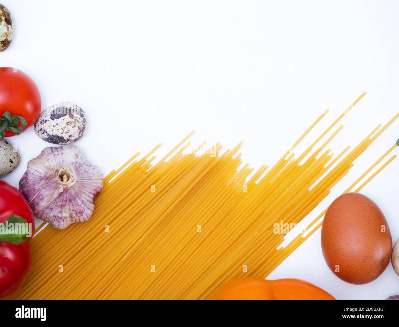 Humanitarian assistance during the coronavirus pandemic. Package with basic necessities, macaroni, potatoes, vegetables and eggs Stockfoto