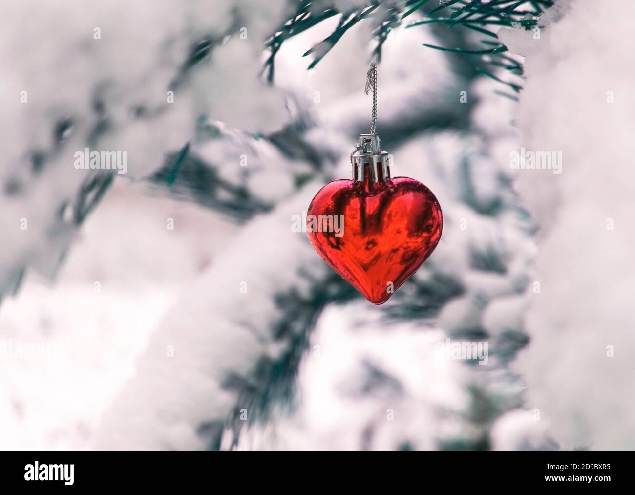 Rotes Herz Im Schnee Stockfotos Und Bilder Kaufen Alamy