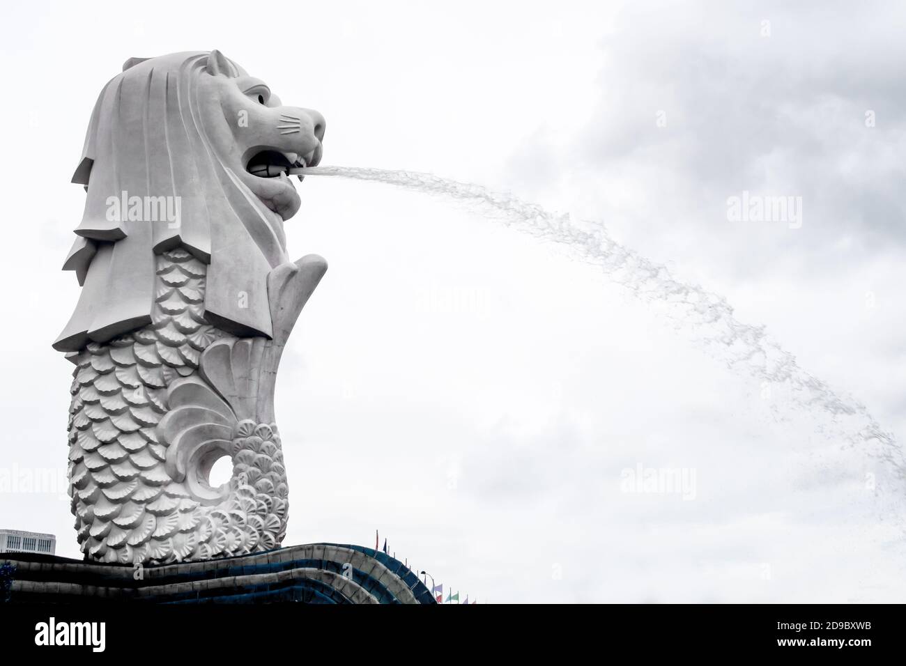 Singapur, 22/01/19. Die Merlion-Skulptur, nationales Wahrzeichen von Singapur, im Merlion Park mit einfachem Hintergrund. Stockfoto