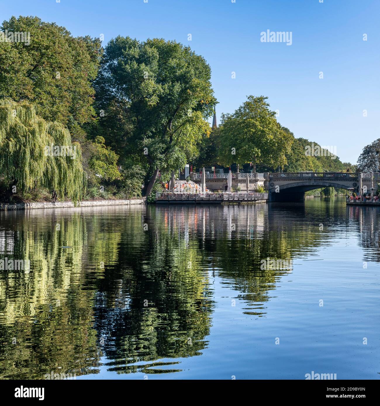 Dies ist die schöne Schwanenwikbrücke, die über den Mundsburger Kanal führt und dort in die Außenalster in Hamburg mündet. Stockfoto