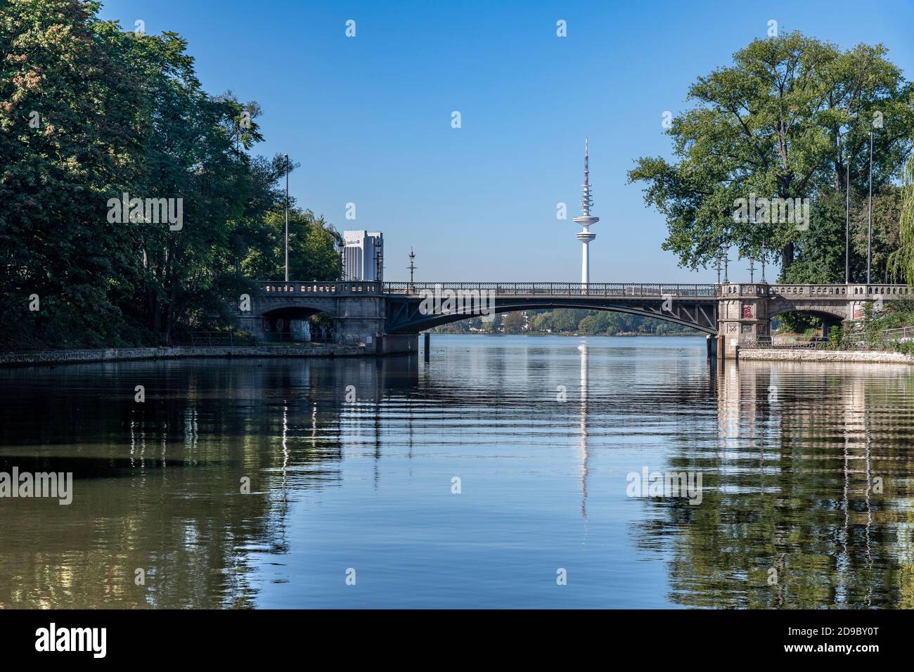 Dies ist die schöne Schwanenwikbrücke, die über den Mundsburger Kanal führt und dort in die Außenalster in Hamburg mündet. Stockfoto