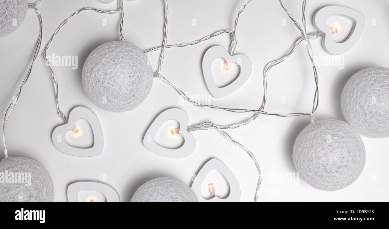 Valentinstag Konzept Foto. Hintergrund mit glühenden Holzherzen und glühenden Kugeln Stockfoto