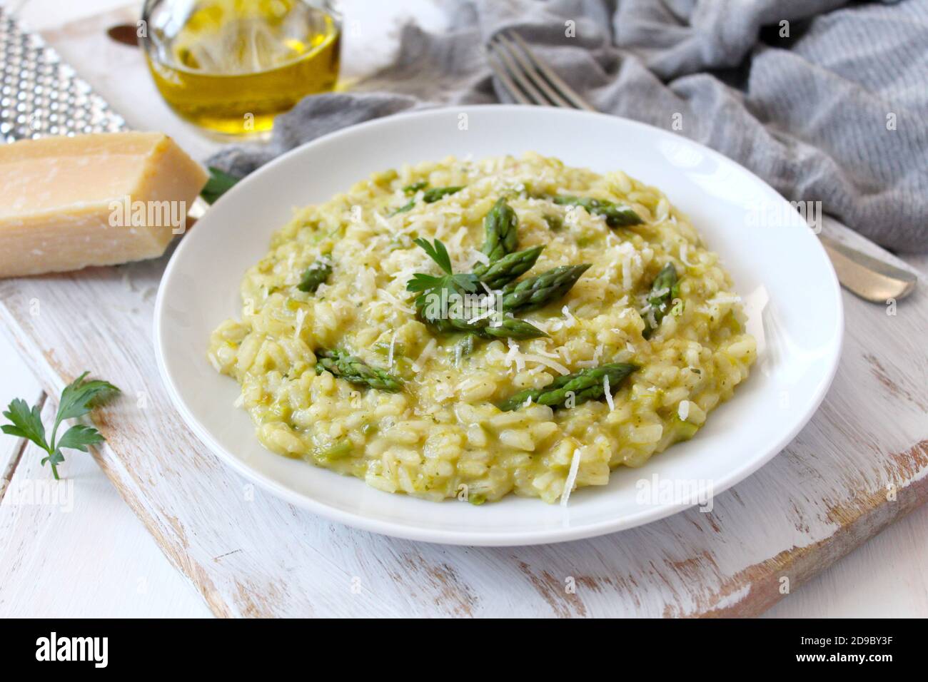 Italienisches Risotto mit Frühlingsspargel und Parmesankäse auf hellem ...
