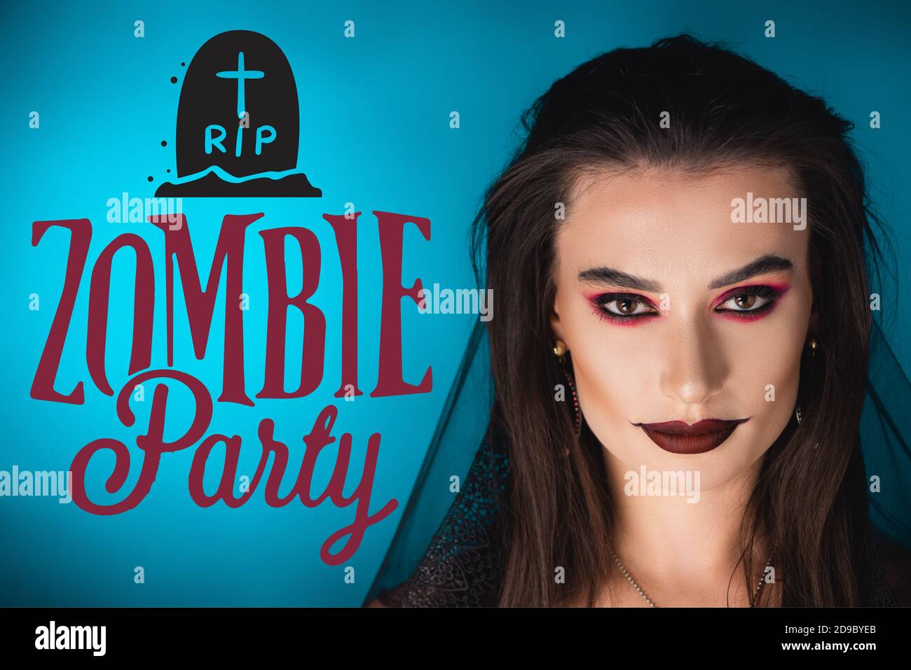 Frau mit schwarzem Make-up und Schleier Blick auf Kamera in der Nähe zombie Party Schriftzug auf blau Stockfoto