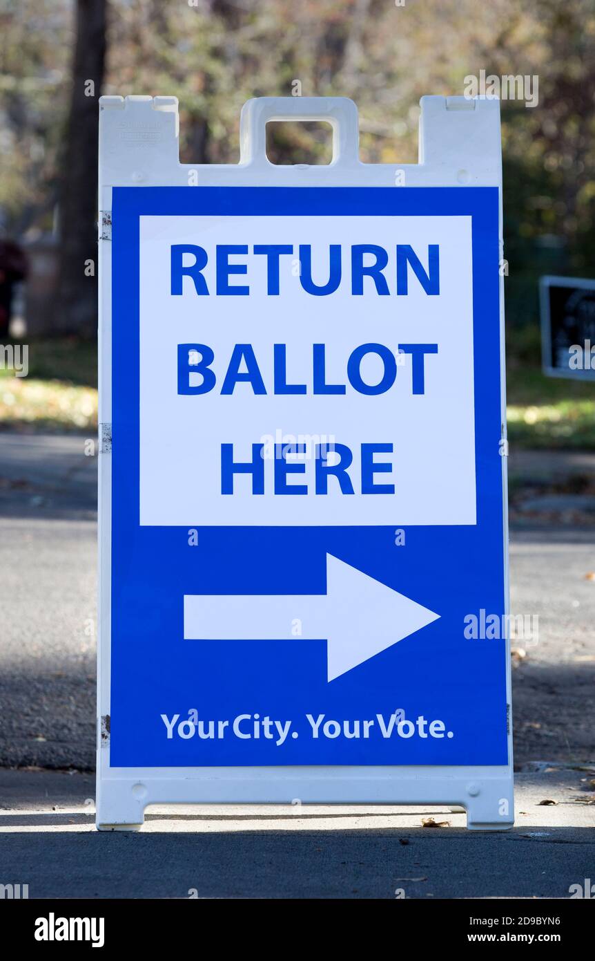 Ein blaues und weißes Wahlschild mit Anweisungen zum Fallenlassen Aus- oder Rückwahl während einer US-Präsidentschaftswahl Stockfoto