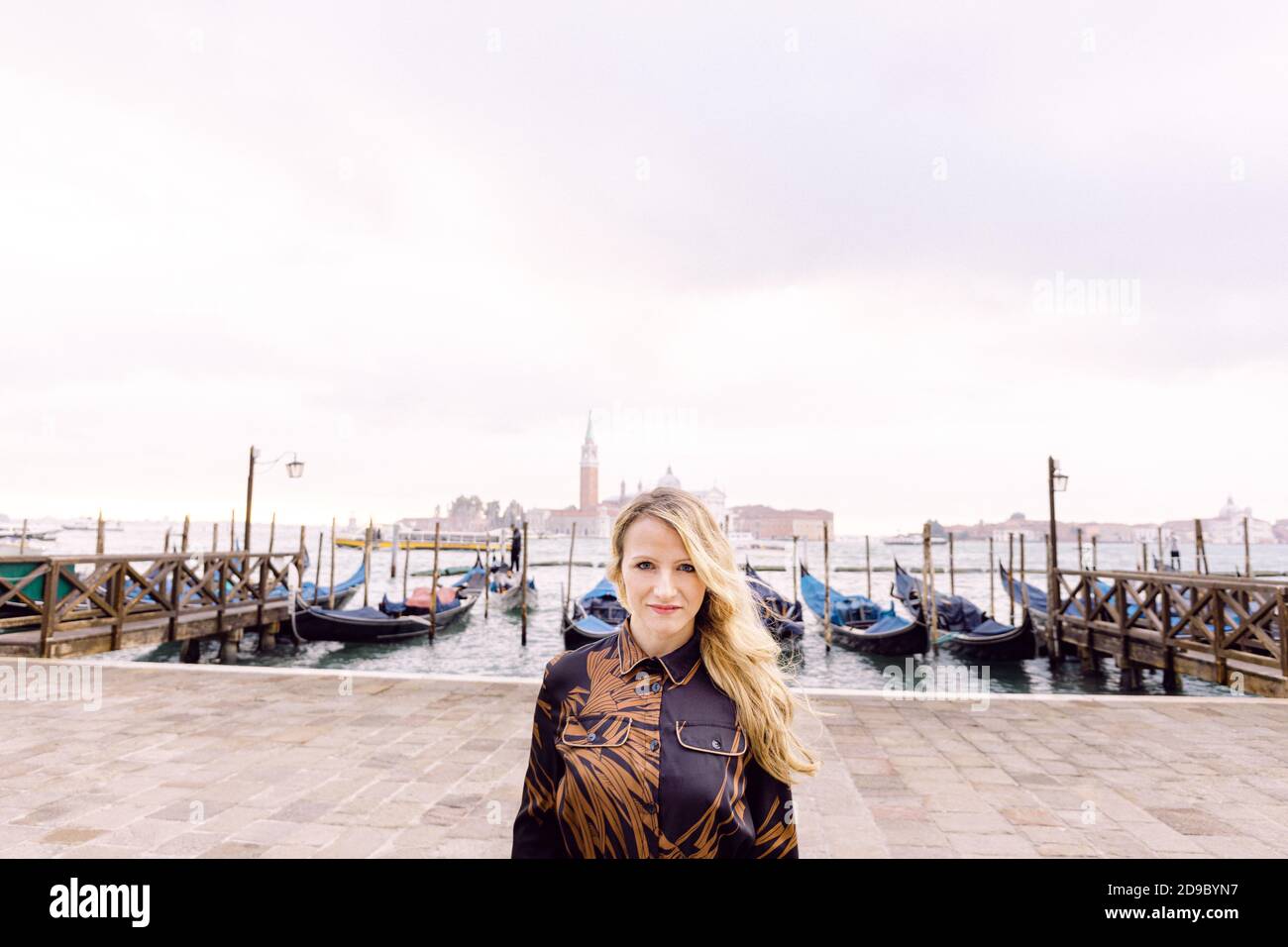 Schöne blonde Frau in Venedig, Solo-Mädchen Reisende im Urlaub Stockfoto