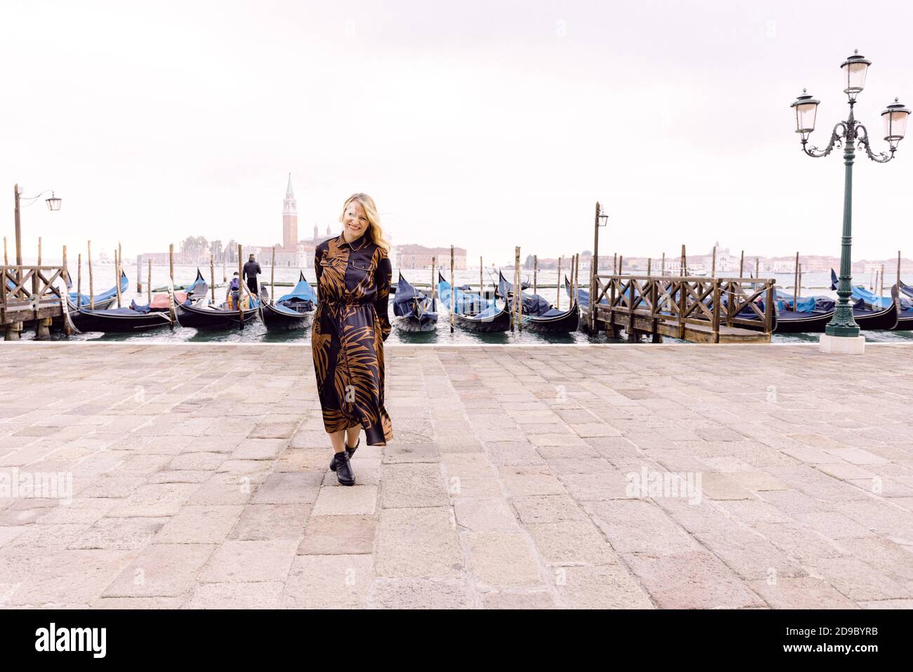 Schöne blonde Frau in Venedig, Solo-Mädchen Reisende im Urlaub Stockfoto
