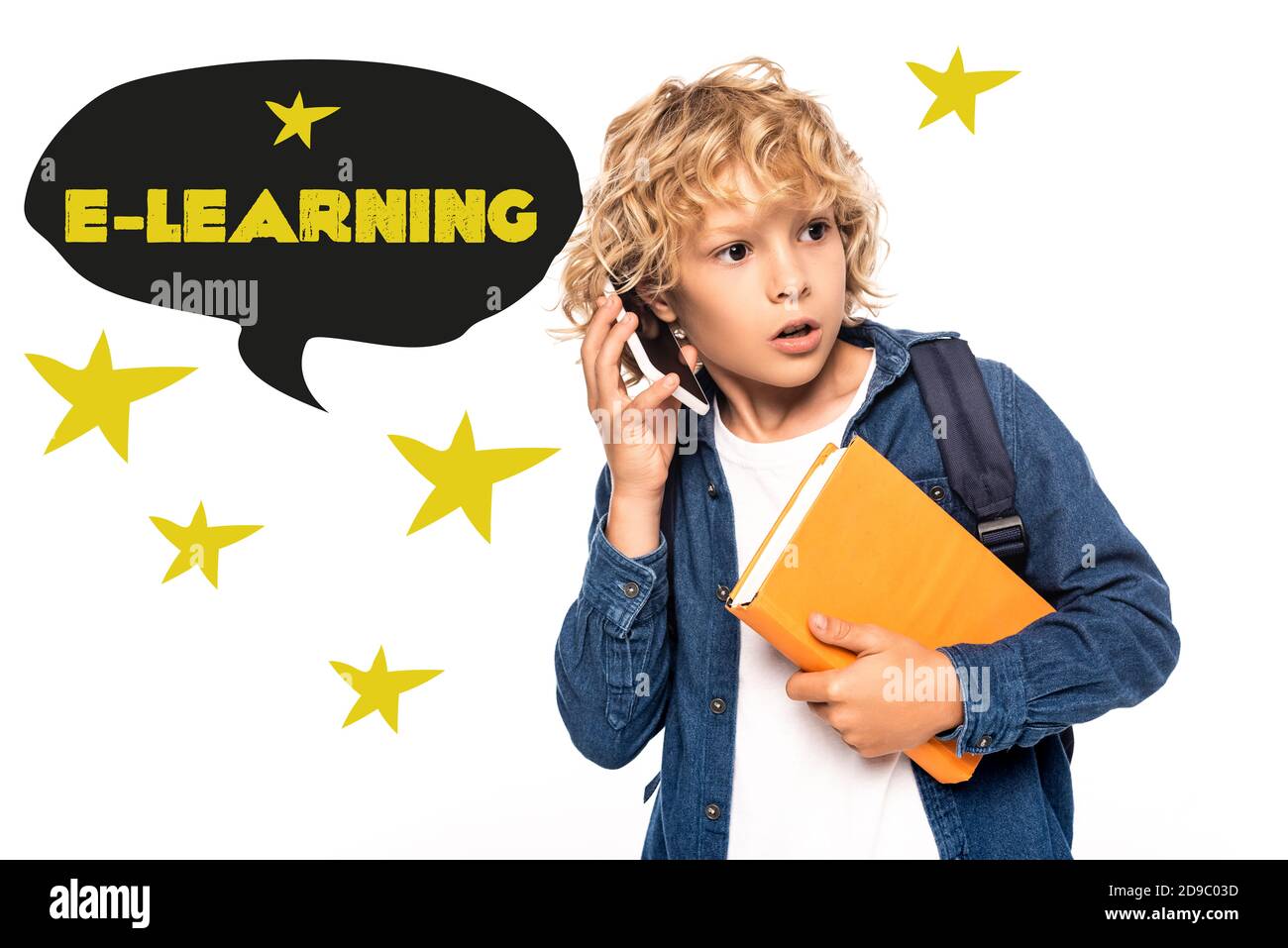 Neugierige Schuljunge halten Buch und sprechen auf dem Smartphone in der Nähe von E-Learning Schriftzug in Sprechblase auf weiß Stockfoto