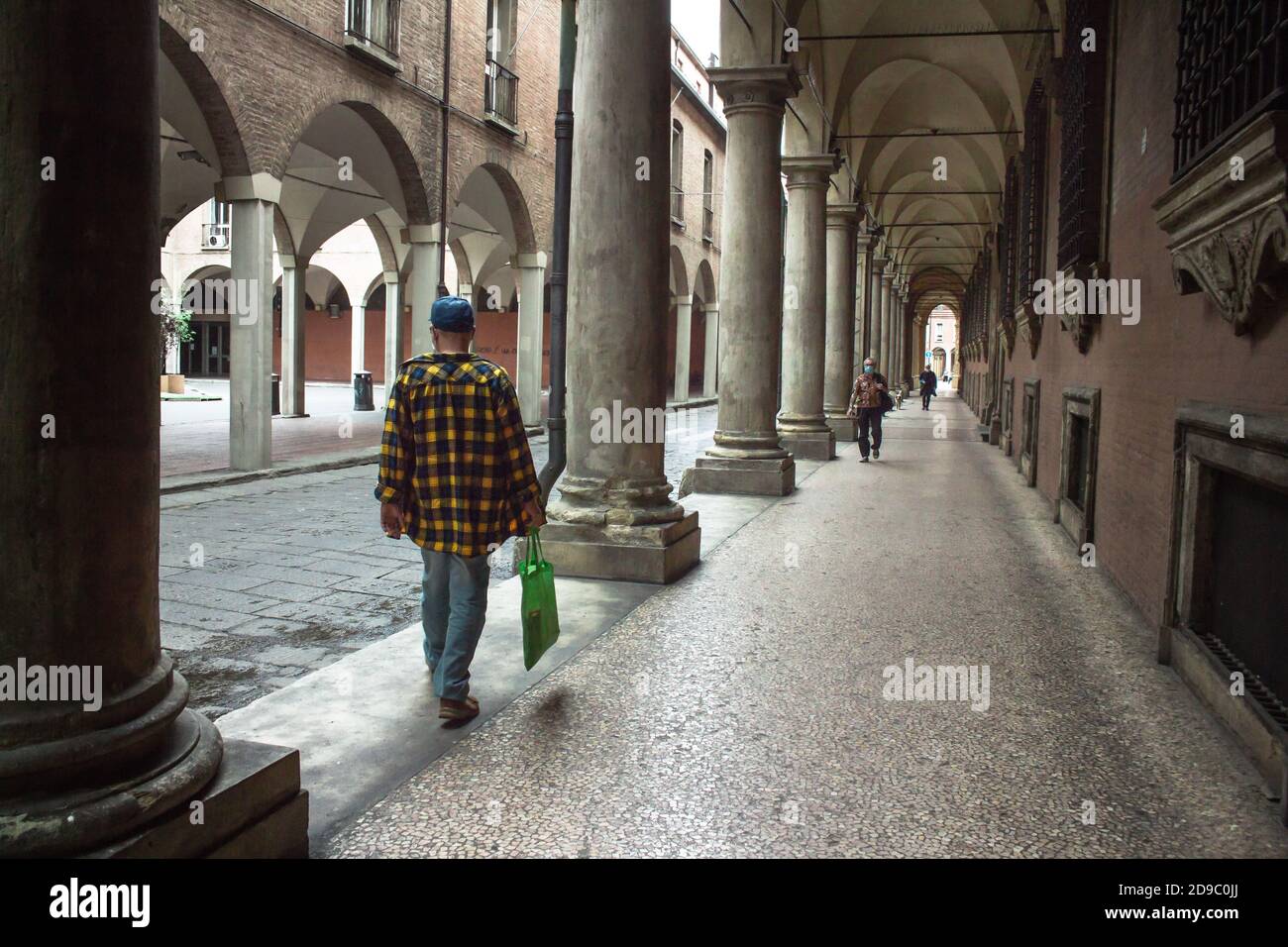 Bologna: Wenige Menschen gehen allein im Universitätsgebiet während Phase 2 in Italien (Covid-19 2020 Pandemie) Stockfoto