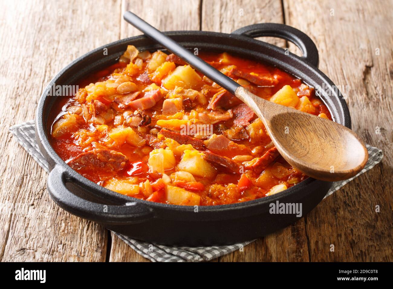 Köstliche Bio-Locro gekochtes Gemüse, Wurst und Fleisch aus nächster Nähe in einem Topf auf dem Tisch. Horizontal Stockfoto