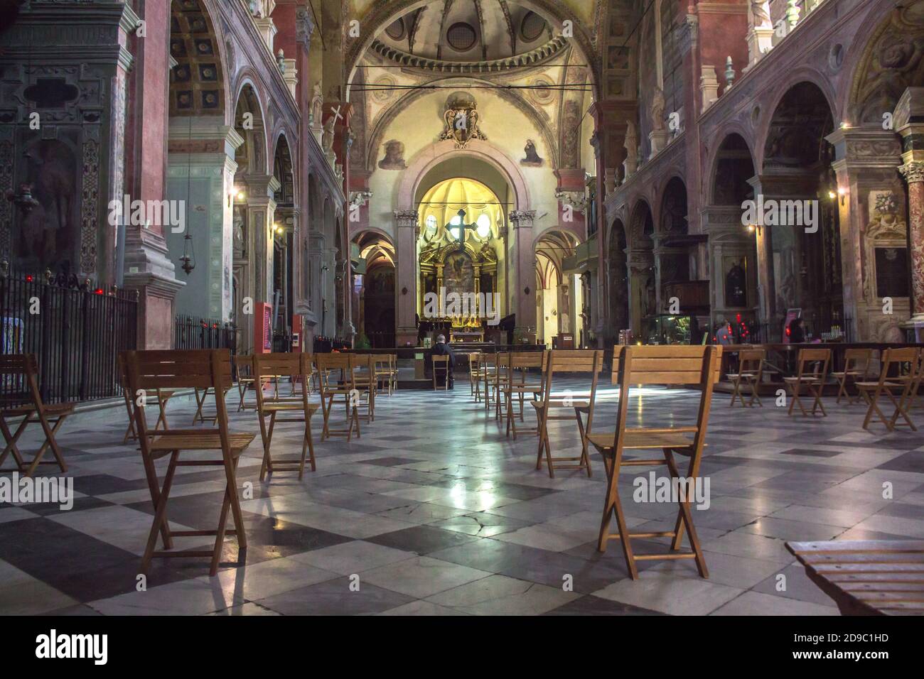 Bologna: Sitzabstand in einer Bologneser Kirche während der Lockerung der Sperre in Italien. (Pandemie Covid-19 2020) Stockfoto