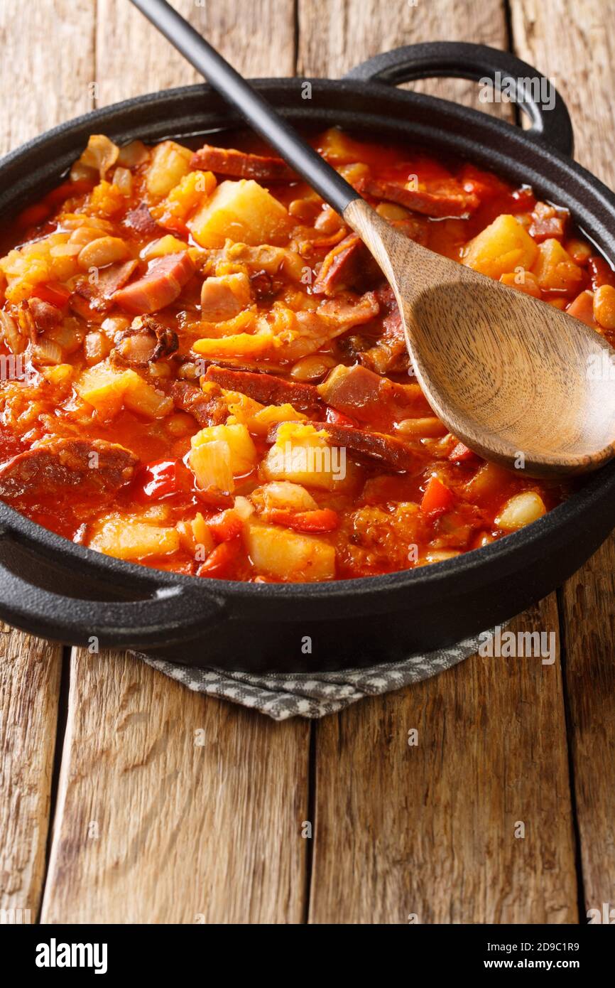 Locro ist ein traditionelles argentinisches Gericht mit Gemüse und verschiedenen Fleischsorten in Nahaufnahme auf einem Teller auf dem Tisch. Vertikal Stockfoto