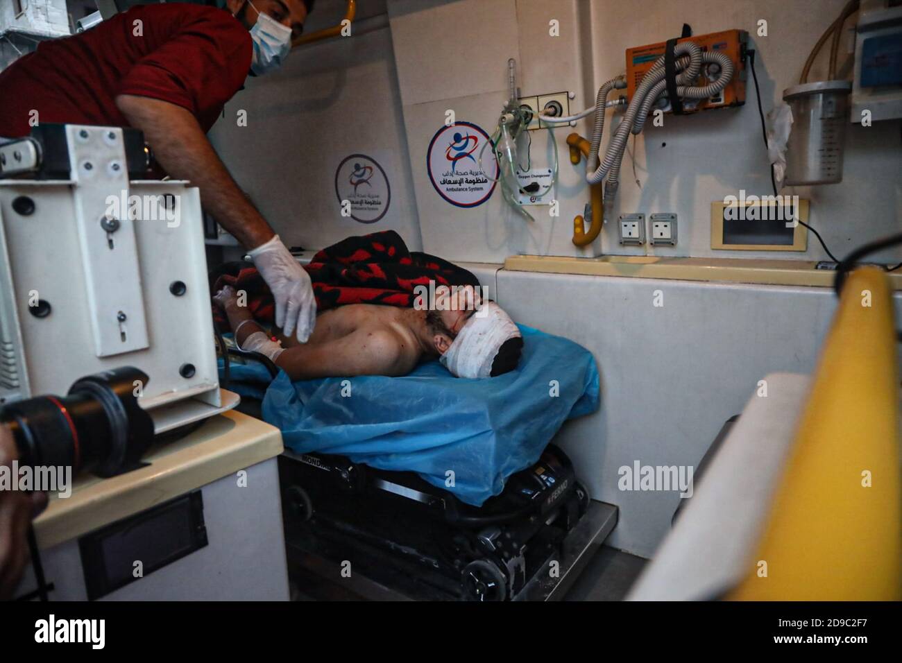 Aliha, Syrien. Oktober 2020. (ANMERKUNG DES HERAUSGEBERS; Bild enthält grafischen Inhalt) EIN verwundetes Opfer, das auf einem Krankenhausbett liegt. Eine iranische Selbstmorddrohne zielte auf eine Farm in Idlib und verletzte drei Zivilisten. Kredit: SOPA Images Limited/Alamy Live Nachrichten Stockfoto