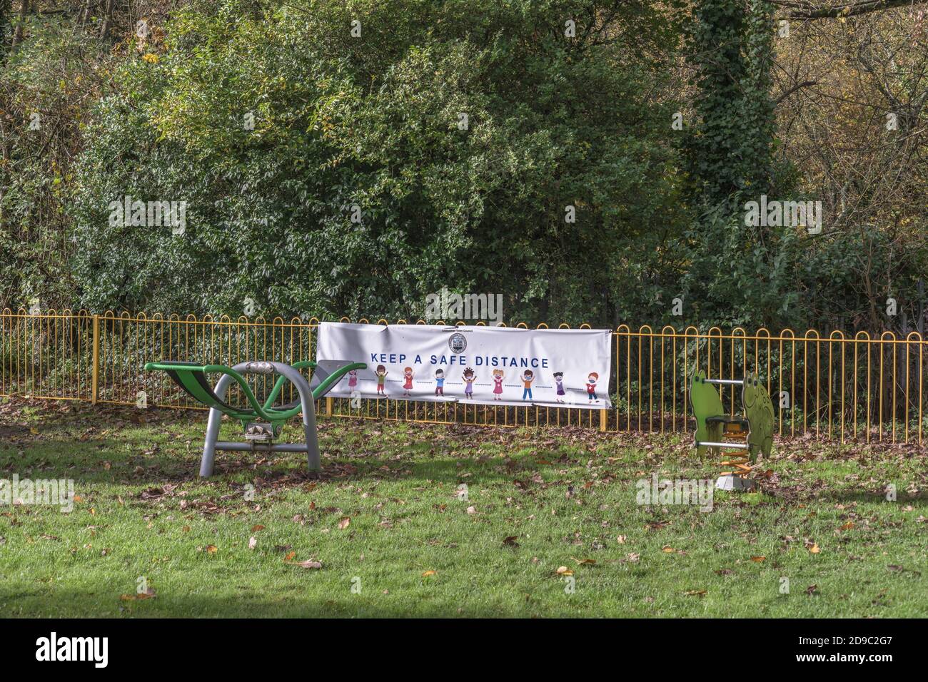 UK Covid 'Keep Your Distance' Schild in der Stadt Lostwithiel Kinderspielplatz, nach UK Covid-19 Lockdown, wenn der Bereich geschlossen war. Für Covid-Einschränkungen. Stockfoto