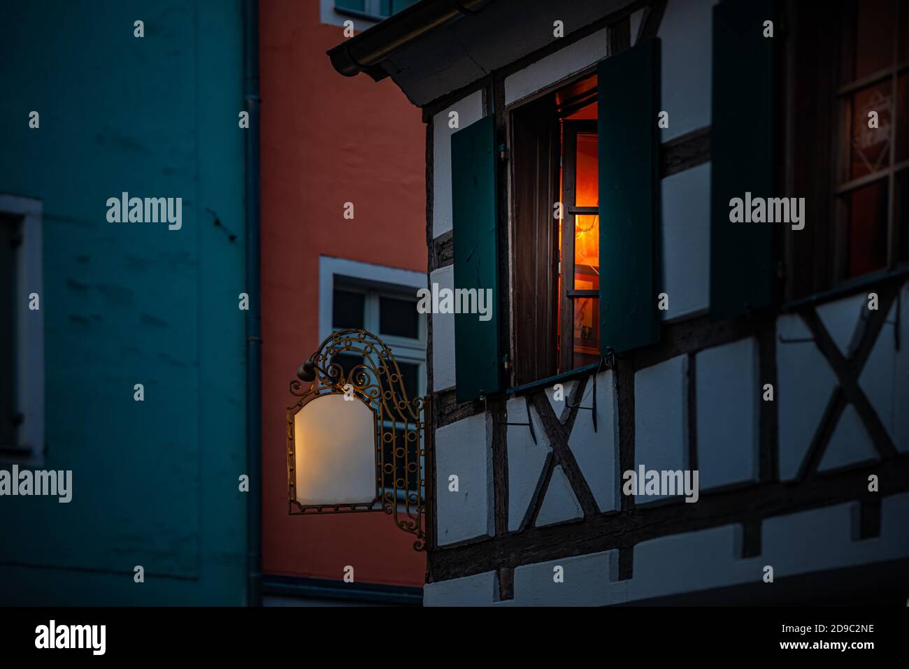 Altstadt-Szene mit Dämmerung in einer engen Gasse und gemütliches Fenster mit Licht. Deutschland, Bayern, Europa reisen. Stockfoto