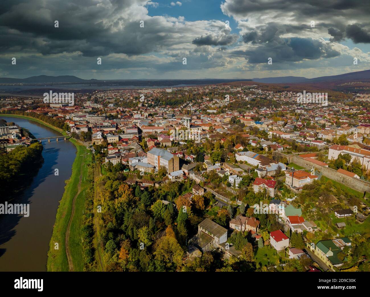 Uschgorod aus der Höhe der in Transkarpatien Ukraine Stockfoto