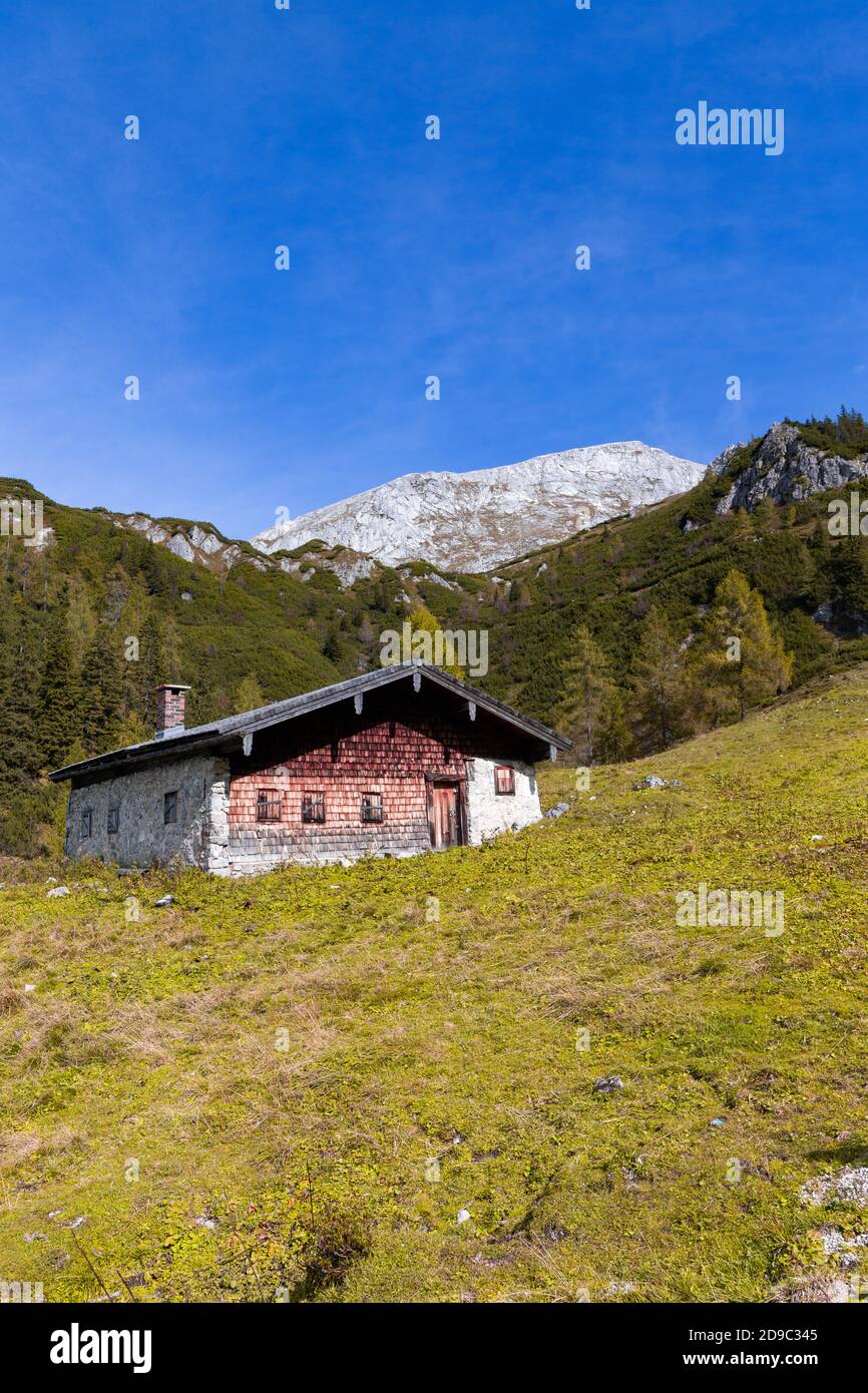 Almhütte vor hoher Göll im Berchtesgadener Land, Bayern, Deutschland, im Herbst. Stockfoto