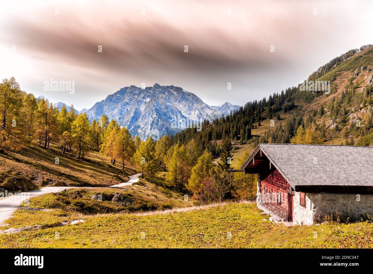 Almhütte vor Watzmann im Berchtesgadener Land, Bayern, Deutschland, im Herbst. Stockfoto
