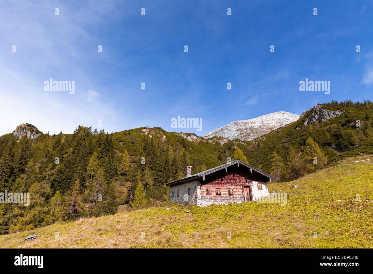 Almhütte vor hoher Göll im Berchtesgadener Land, Bayern, Deutschland, im Herbst. Stockfoto