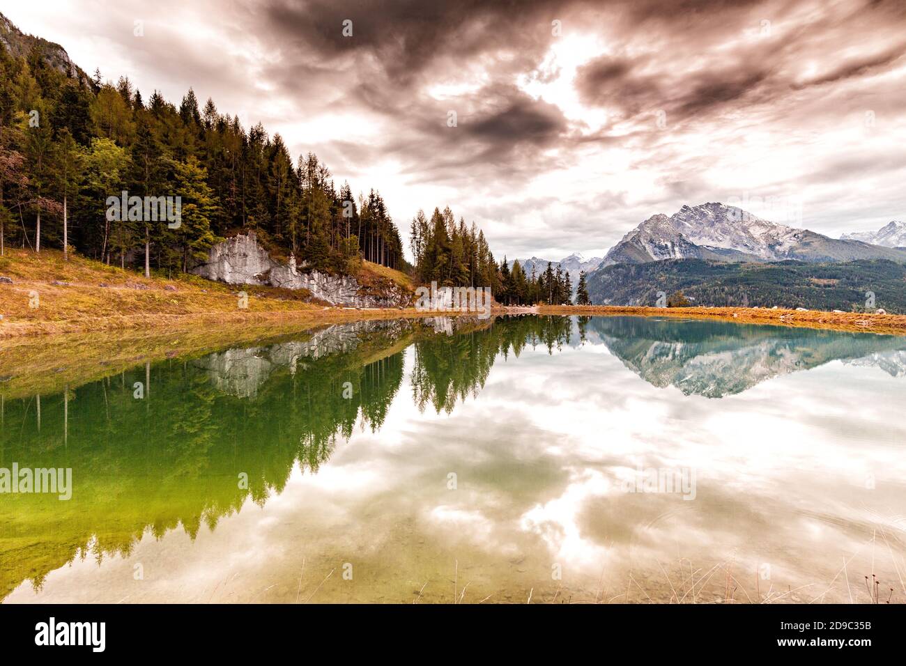 Watzmann im Herbst in einem künstlichen See im Berchtesgadener Land, Bayern, Deutschland. Stockfoto
