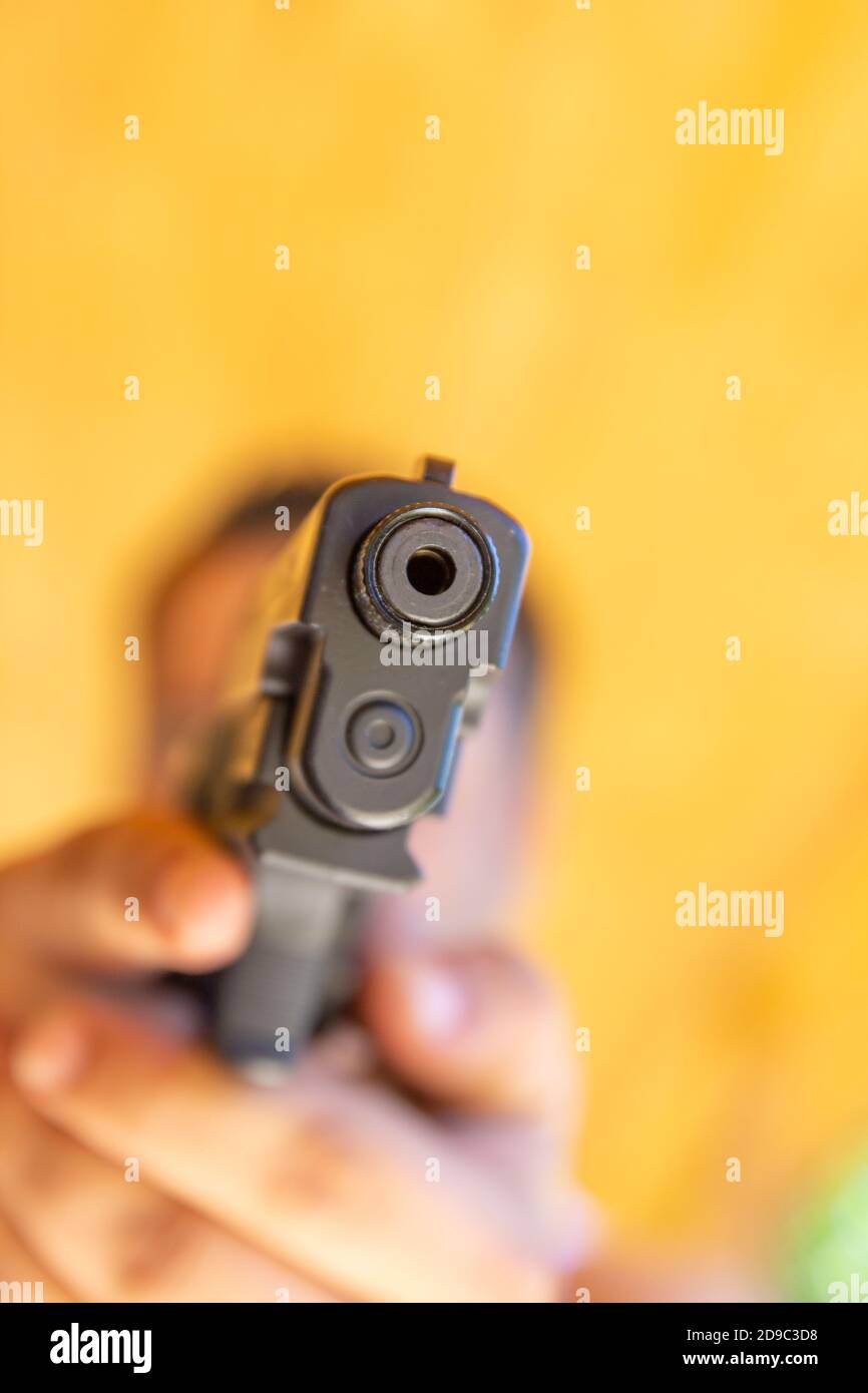 Ein Mann zielt auf seine halbautomatische Pistole. Stockfoto