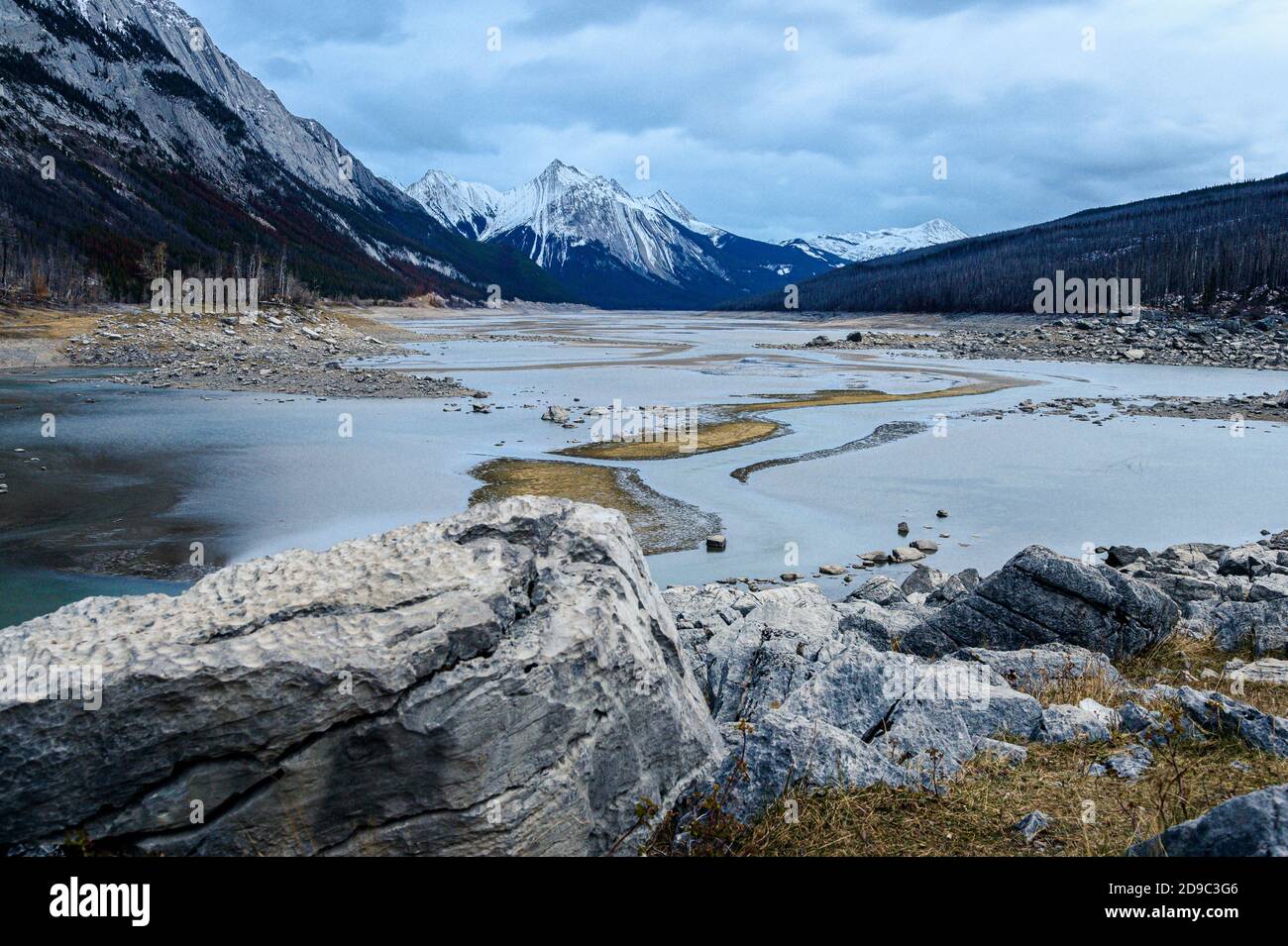 Kanadische Rocky Mountains und Wasser im Jasper National Park Stockfoto
