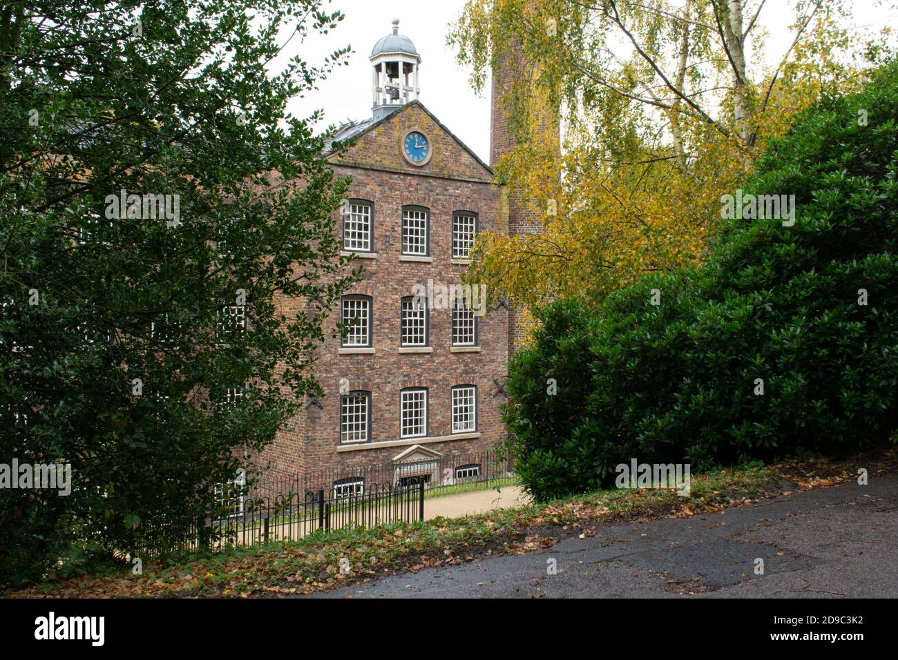 Quarry Bank Mill historische Baumwollmühle 1784 , Styal, Cheshire, UK mit Uhr und Glockenturm. Stockfoto