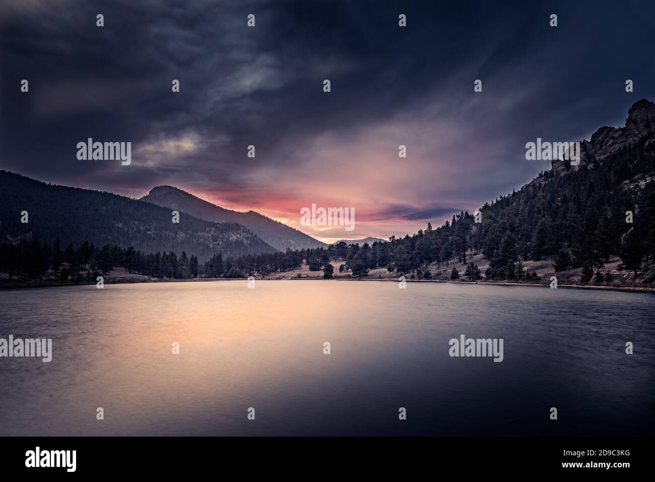 Dramatischer Sonnenaufgang durch Rauch von den Waldbränden über dem Lily Lake, Estes Park, Colorado Stockfoto