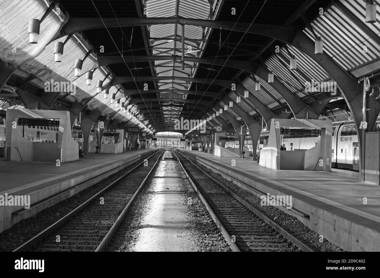 Zürich/Schweiz: An allen öffentlichen Verkehrsmitteln und Gebäuden wie Tram-, Bahn- und Busbahnhöfen, Museen, Bundesämtern sind Gesichtsmasken Pflicht Stockfoto