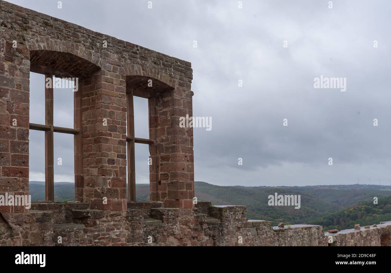 Blick auf die Burgruine im deutschen Dorf Nideggen Stockfoto