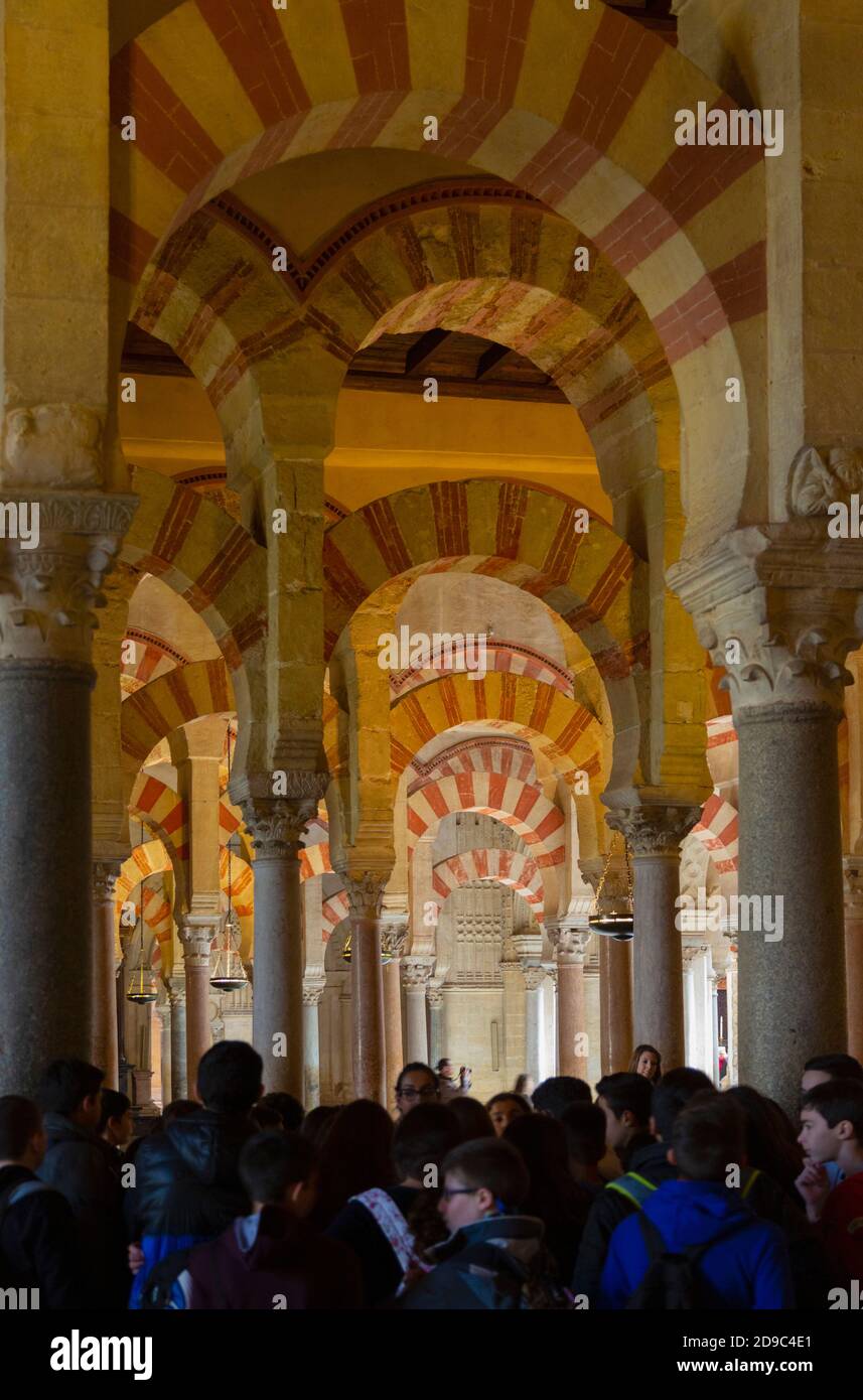 Menschenmassen in der Moschee-Kathedrale von Cordoba, Provinz Cordoba, Andalusien, Südspanien. Ein UNESCO-Weltkulturerbe. Stockfoto