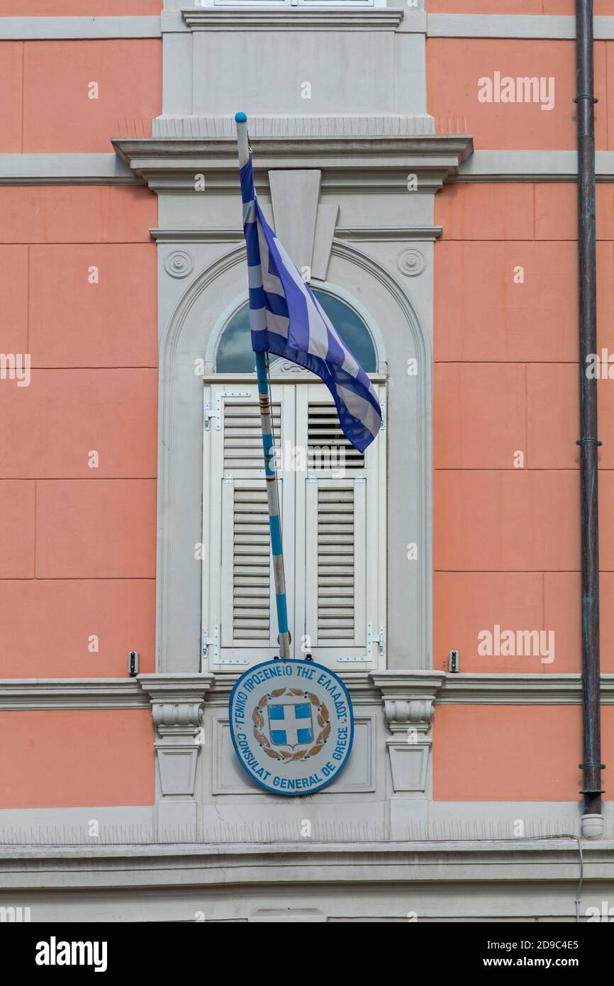 Triest, Italien - 7. März 2020: Griechische Flagge beim griechischen Generalkonsulat in Triest, Italien. Stockfoto