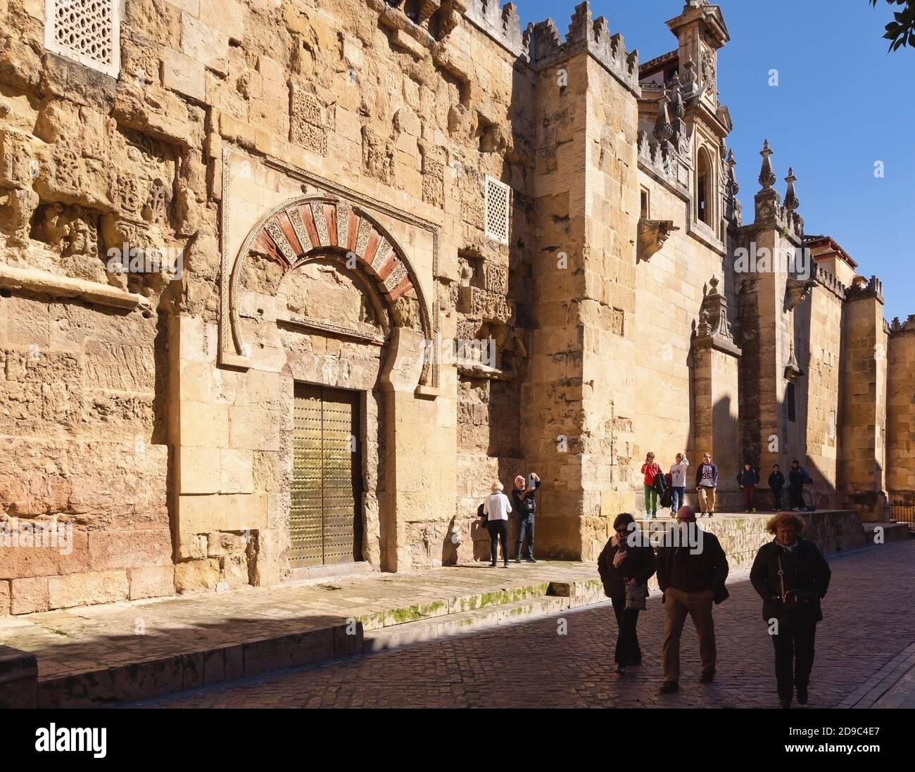 Die Moschee-Kathedrale von Cordoba, Provinz Cordoba, Andalusien, Südspanien. Ein UNESCO-Weltkulturerbe. Menschen, die an der Puerta de San Este spazieren Stockfoto