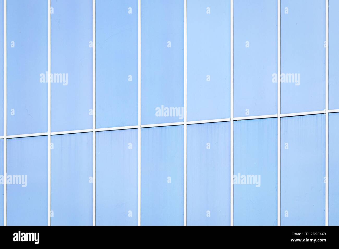 Fragment eines Bürogebäudes mit blauen Spiegelfenstern. Stockfoto