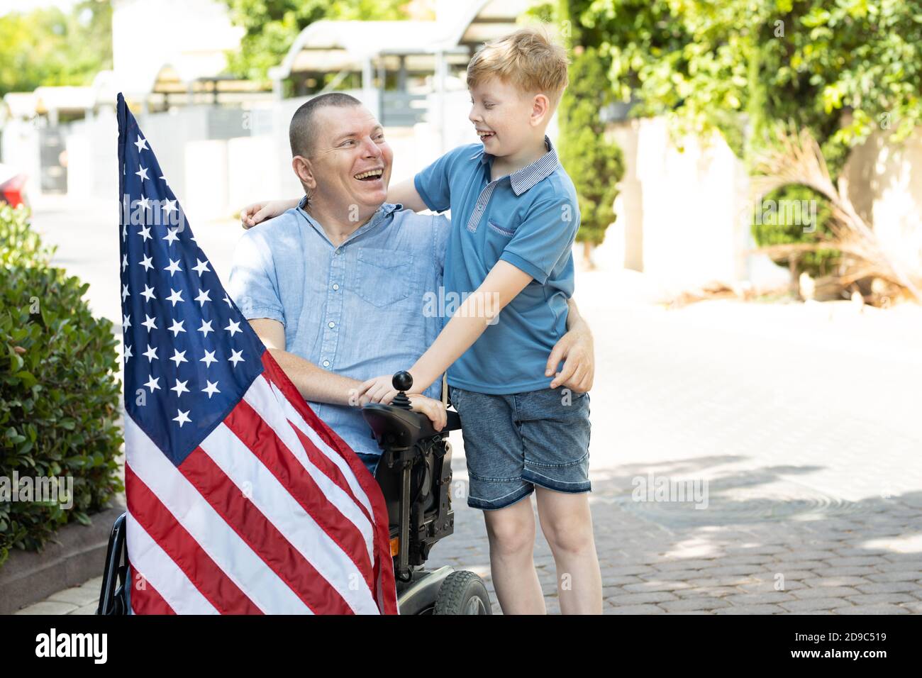 Kleiner Junge mit behinderten Vater, wir lieben unser Land Stockfoto