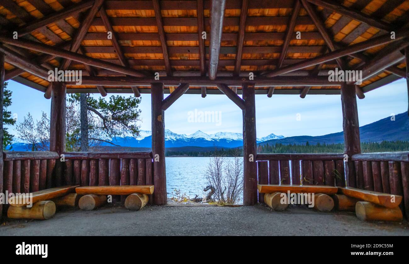 Überdachte Fläche auf Pyramid Island mit Blick auf Pyramid Lake Und die kanadischen Rocky Mountains Stockfoto