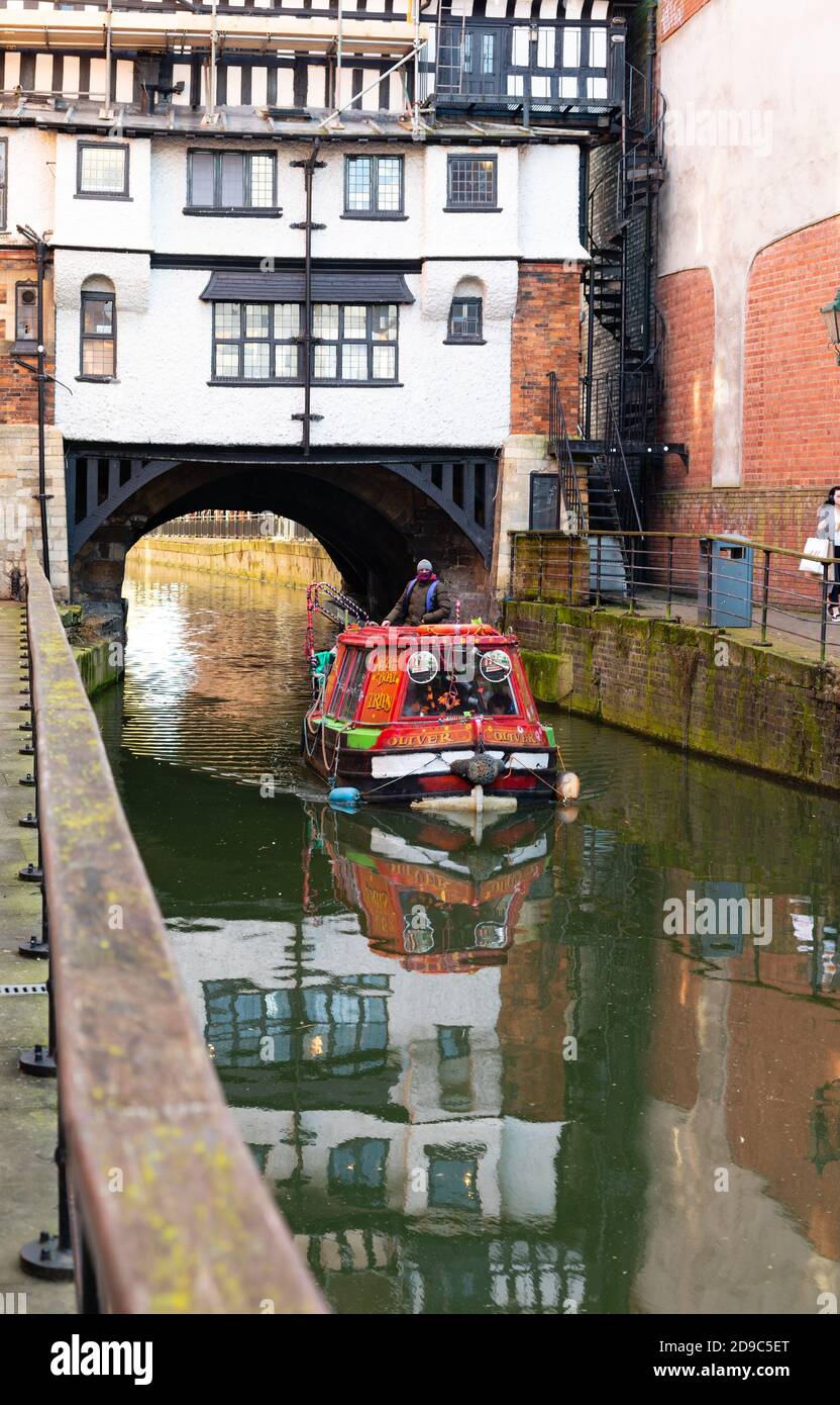 Der Kanalschlepper fährt unter dem Elizabethan Stokes Kaffeehaus am Glory Hole am Fluss Witham Kanal. Lincoln, Lincolnshire, England, Vereinigte Kin Stockfoto