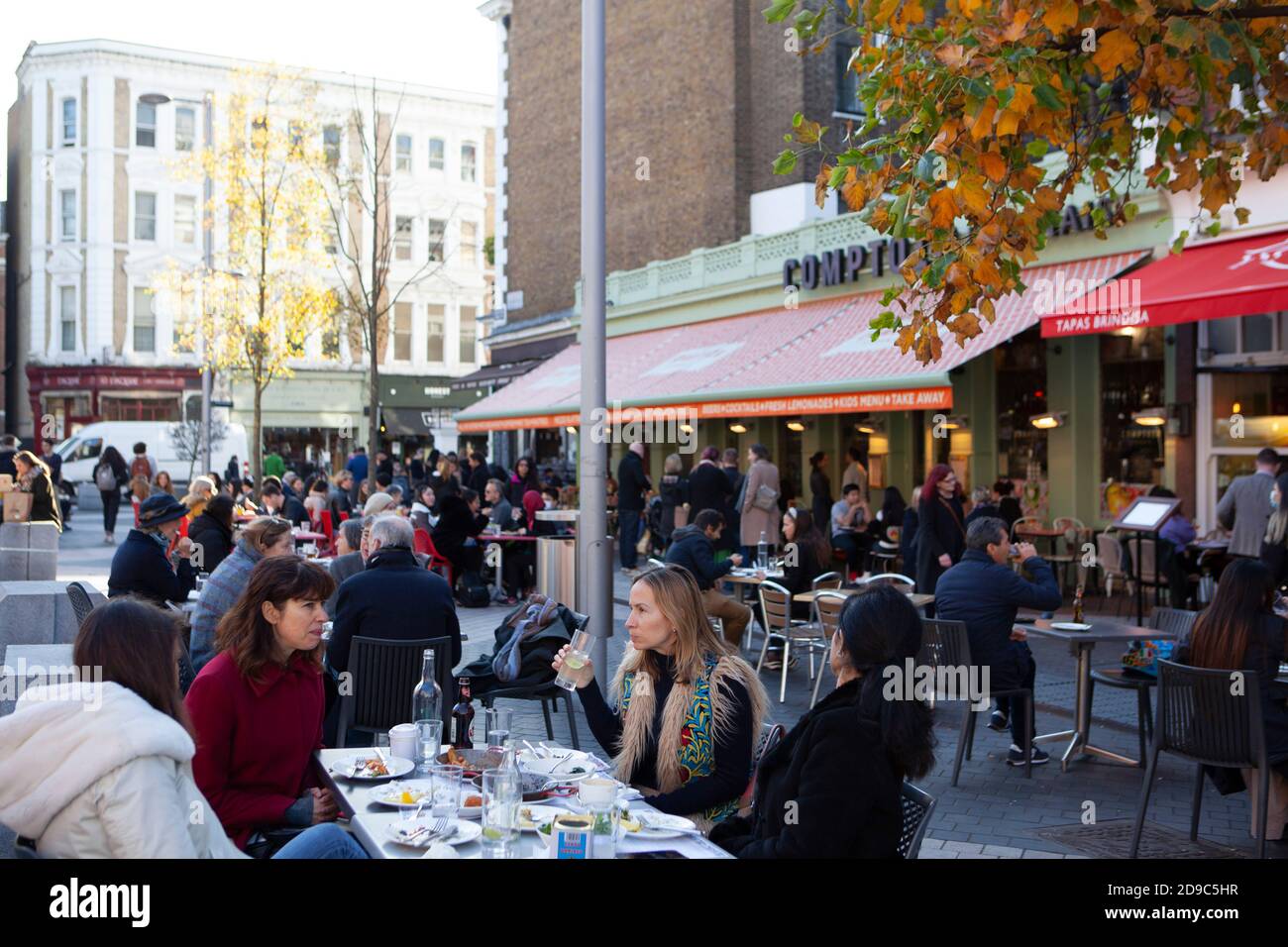 London, Großbritannien, 5. November 2020: Heute war die letzte Gelegenheit, in Straßencafés in London zu essen, bevor morgen die neue Sperre beginnt. Glücklicherweise schien die Sonne, obwohl die Temperaturen im Herbstwetter stark gesunken waren. Anna Watson/Alamy Live News Stockfoto