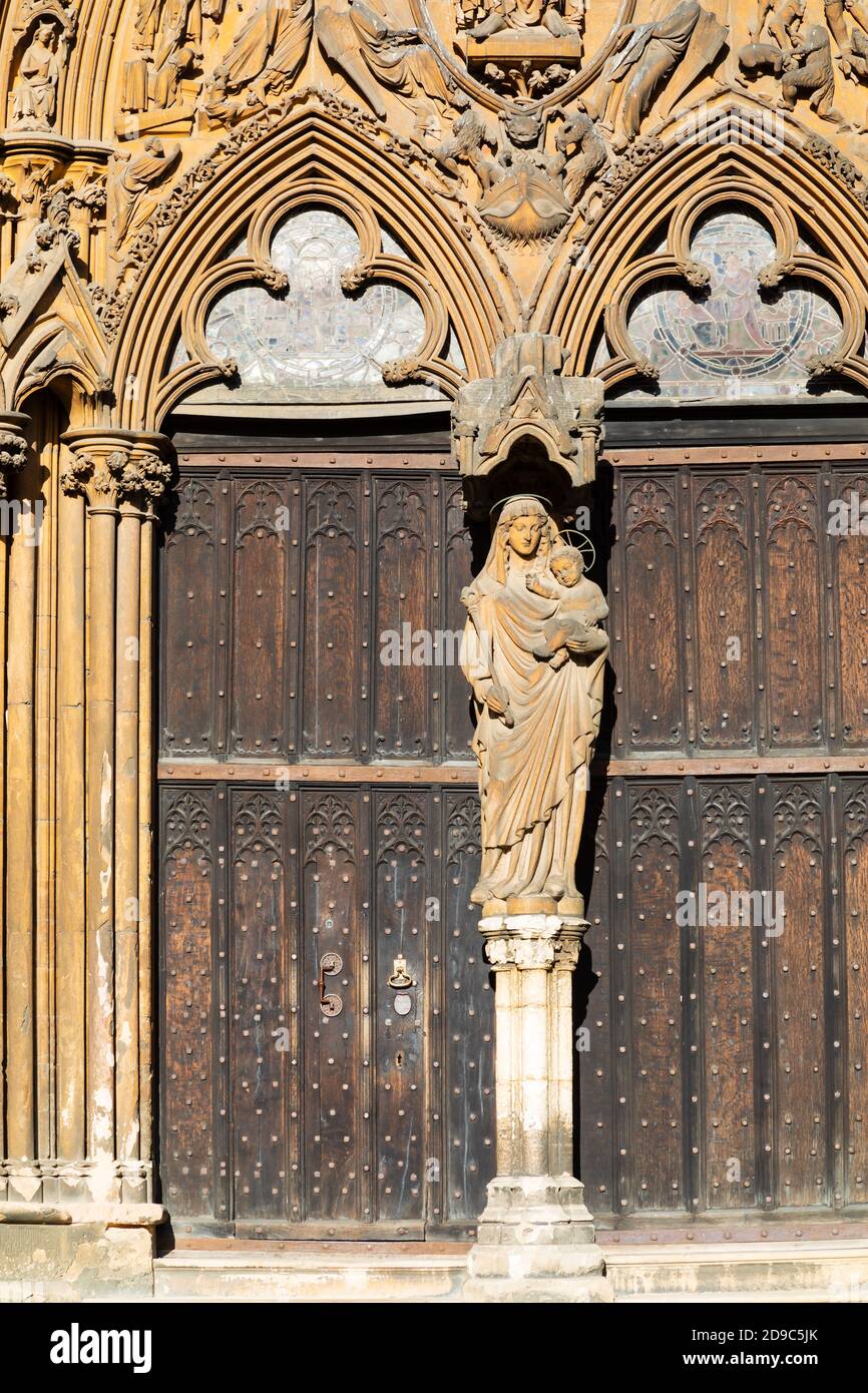 Detail der Südtür, Kathedralkirche der seligen Jungfrau Maria, Lincoln, Lincolnshire, England, Vereinigtes Königreich. Stockfoto