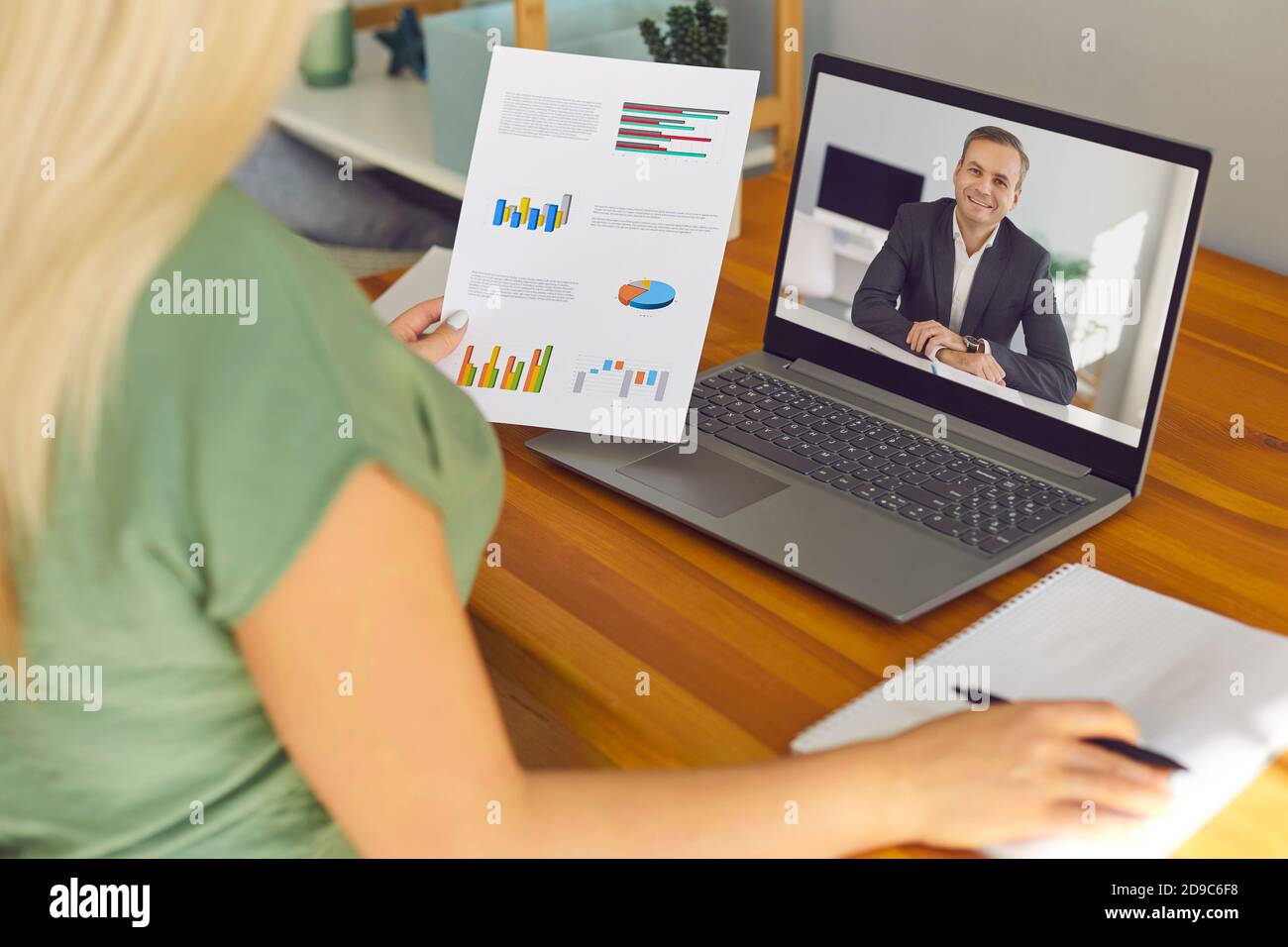 Frau und Mann führen Geschäftstreffen per Laptop für Online-Konferenzen aus der Ferne durch. Stockfoto