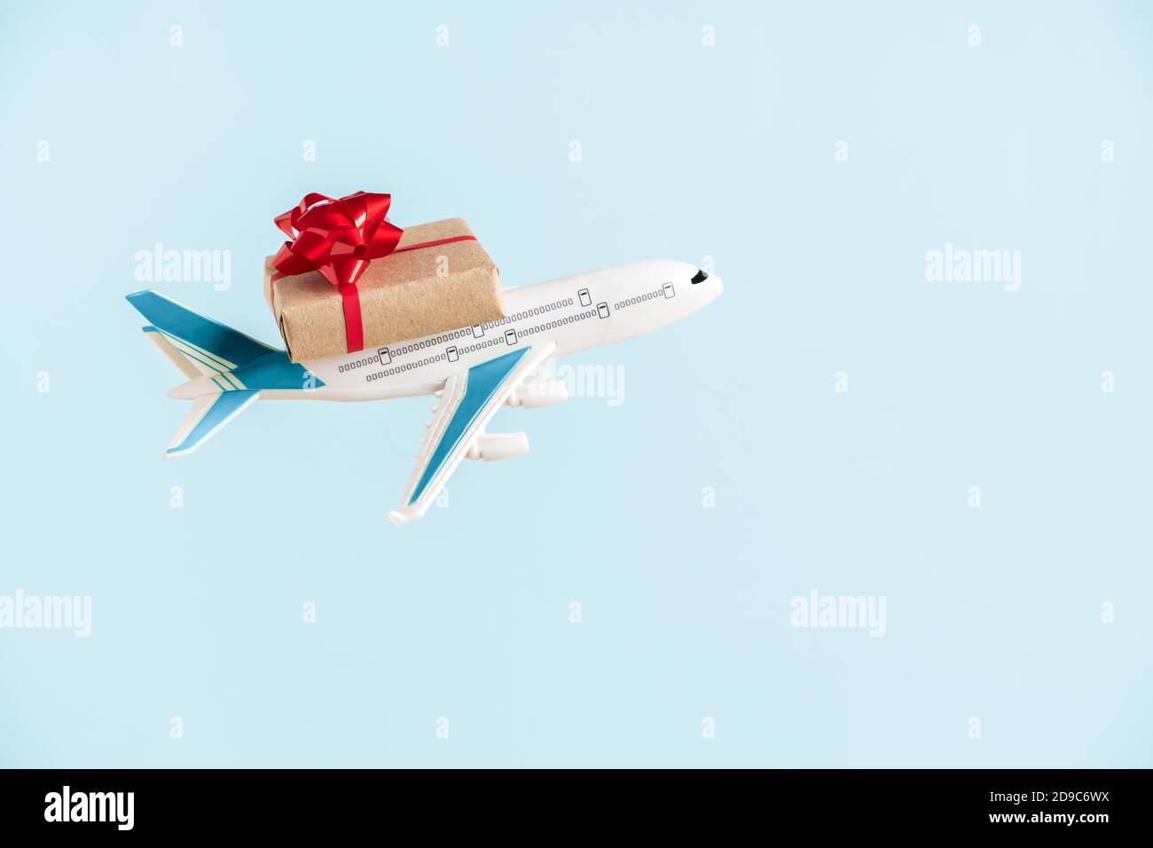 Flugzeug fliegen in den Himmel mit Geschenk mit Kopierraum. Stockfoto