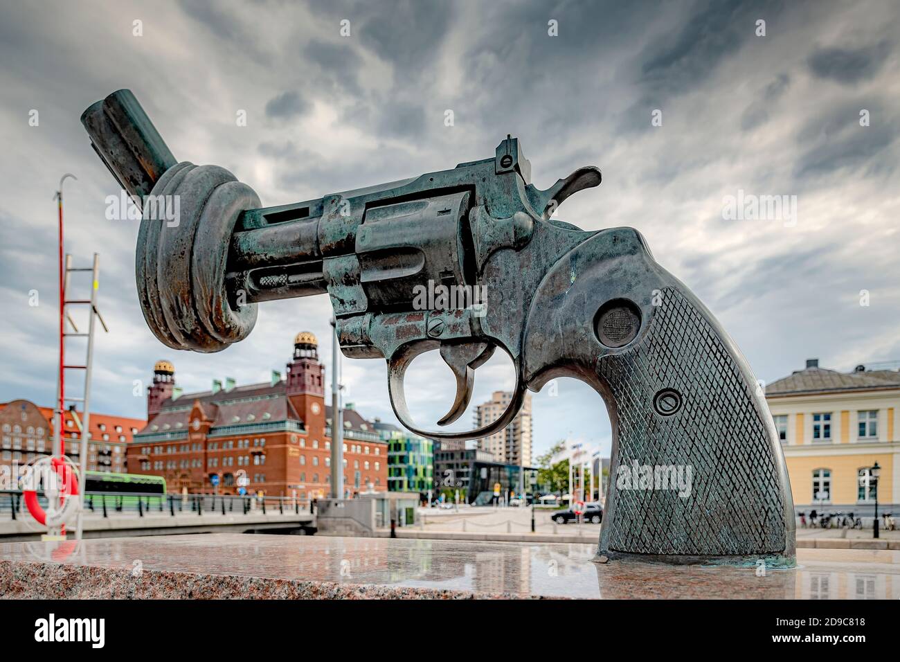 MALMO, SCHWEDEN - 21. AUGUST 2020: The Knotted Gun, ist eine Bronzeskulptur des schwedischen Künstlers Carl Fredrik Reuterswärd eines überdimensionalen Colt Python .357 Ma Stockfoto