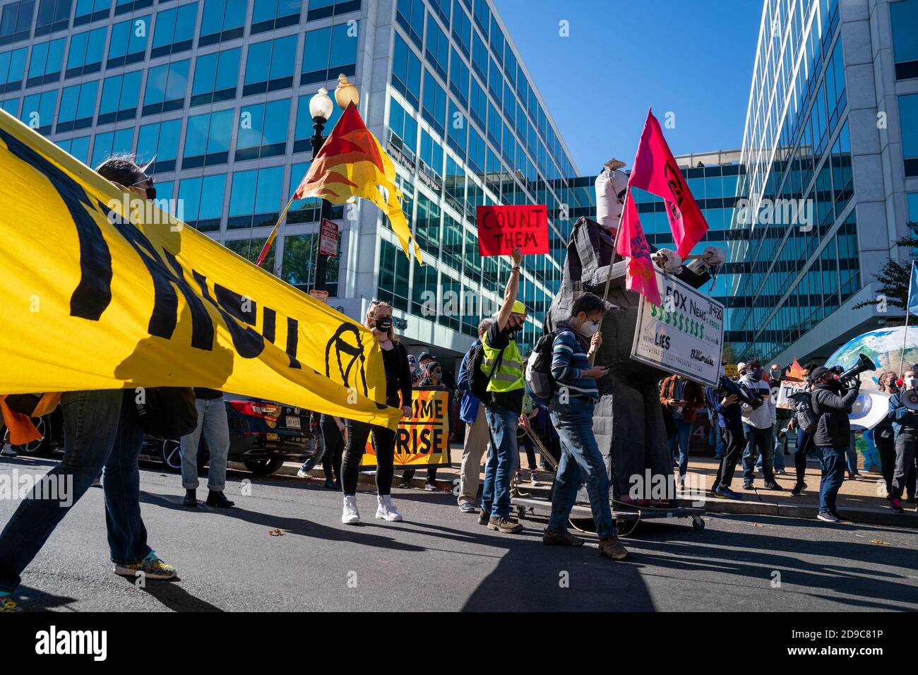 Washington, Usa. November 2020. Demonstranten stehen am Tag nach dem Wahltag in Washington, DC, am Mittwoch, den 4. November 2020 vor den Fox News Studios. Sie protestierten, dass die Trump-Regierung das Pariser Abkommen formell verließ, ein globaler Pakt, der die Gefahr eines katastrophalen Klimawandels abwenden sollte. Foto von Ken Cedeno/UPI Kredit: UPI/Alamy Live Nachrichten Stockfoto