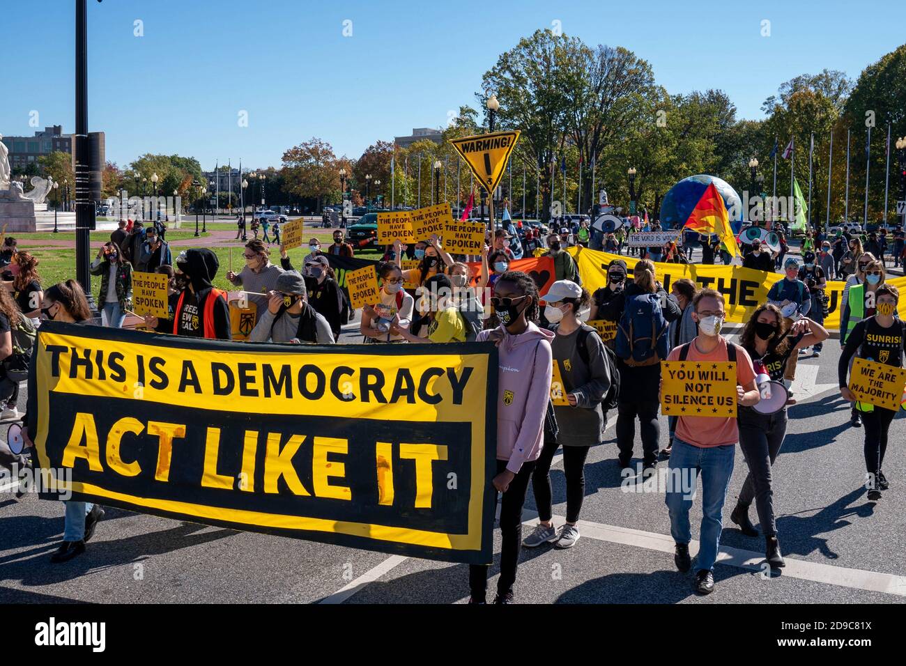 Washington, Usa. November 2020. Die Demonstranten marschieren am Mittwoch, den 4. November 2020, in Washington, DC, um auf Demokratie und das Bewusstsein für den Klimawandel aufmerksam zu machen. Da die Präsidentschaftswahlen noch zu kurz vor dem Amtsantritt waren, protestierten sie, dass die Trump-Regierung das Pariser Abkommen formell verließ, ein globaler Pakt, der die Gefahr eines katastrophalen Klimawandels abwenden sollte. Foto von Ken Cedeno/UPI Kredit: UPI/Alamy Live Nachrichten Stockfoto