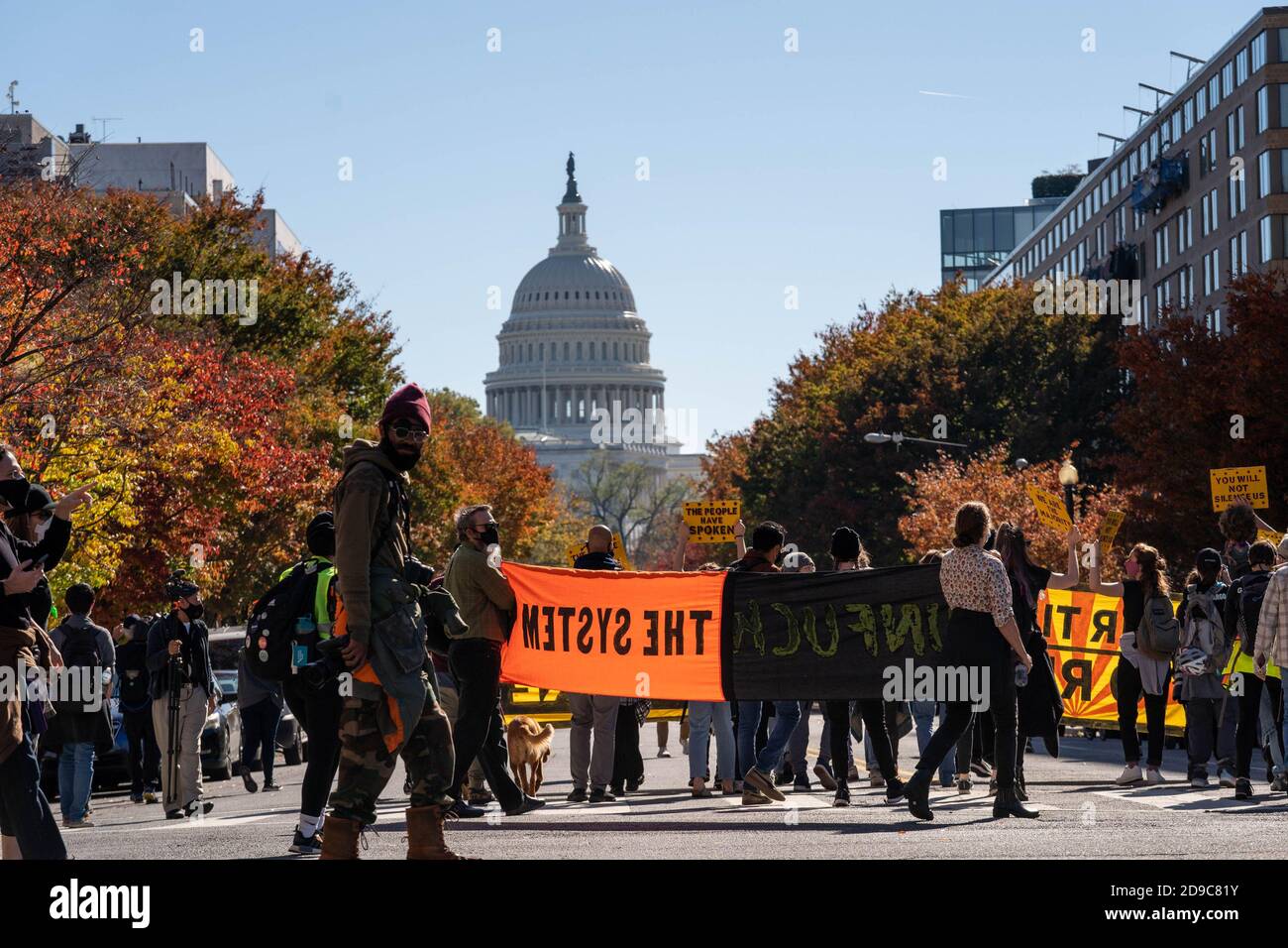 Washington, Usa. November 2020. Demonstranten marschieren am Mittwoch, den 4. November 2020, durch die Straßen von Washington DC, um auf Demokratie und das Bewusstsein für den Klimawandel aufmerksam zu machen. Da die Präsidentschaftswahlen noch zu kurz vor dem Amtsantritt waren, protestierten sie, dass die Trump-Regierung das Pariser Abkommen formell verließ, ein globaler Pakt, der die Gefahr eines katastrophalen Klimawandels abwenden sollte. Foto von Ken Cedeno/UPI Kredit: UPI/Alamy Live Nachrichten Stockfoto