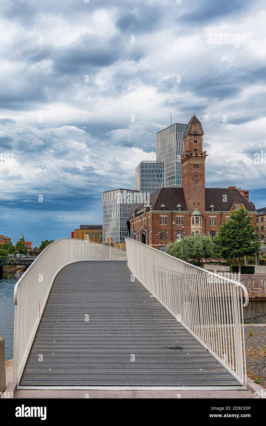 MALMÖ, SCHWEDEN - 21. AUGUST 2020: Tagsüber Szene aus dem Stadtzentrum mit Blick auf die Malmö-Wohnblöcke, zu denen auch das Clarion Hotel gehört. Stockfoto