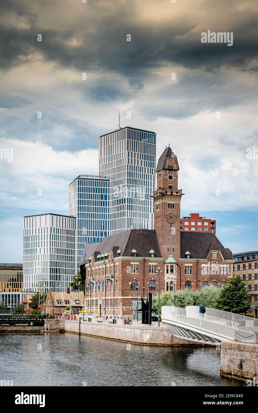 MALMÖ, SCHWEDEN - 21. AUGUST 2020: Tagsüber Szene aus dem Stadtzentrum mit Blick auf die Malmö-Wohnblöcke, zu denen auch das Clarion Hotel gehört. Stockfoto