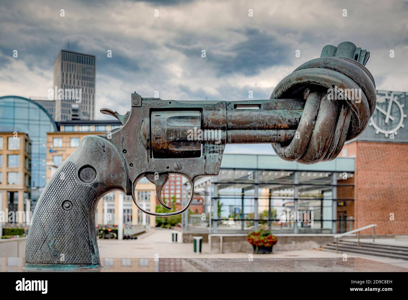 MALMO, SCHWEDEN - 21. AUGUST 2020: The Knotted Gun, ist eine Bronzeskulptur des schwedischen Künstlers Carl Fredrik Reuterswärd eines überdimensionalen Colt Python .357 Ma Stockfoto